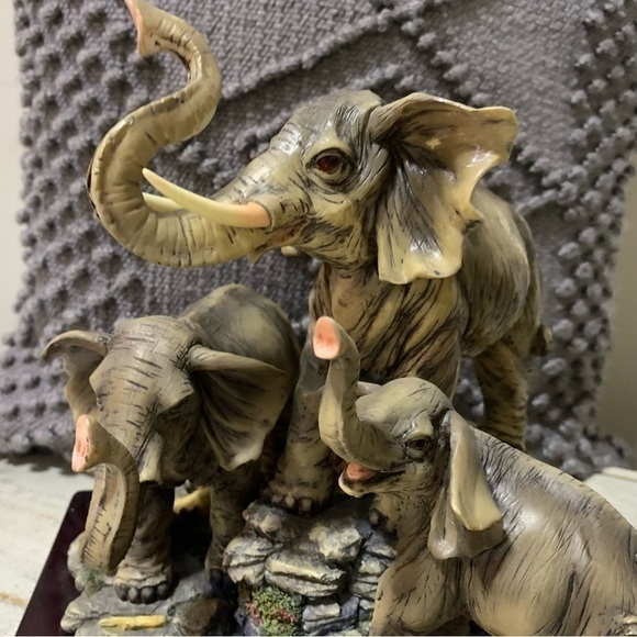 Vintage De Capoli Elephant Family Figurine - Picture 9 of 12